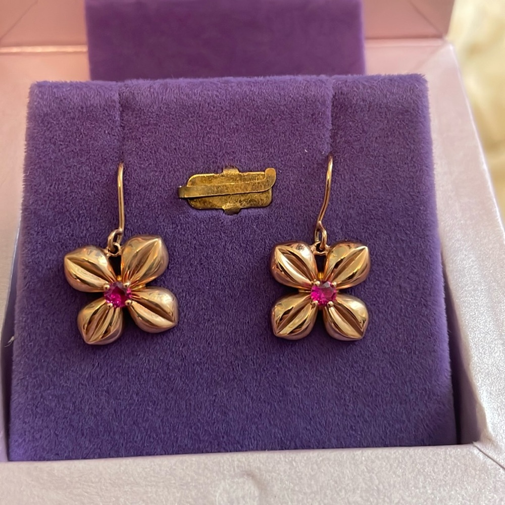 Flower dangle gold earrings